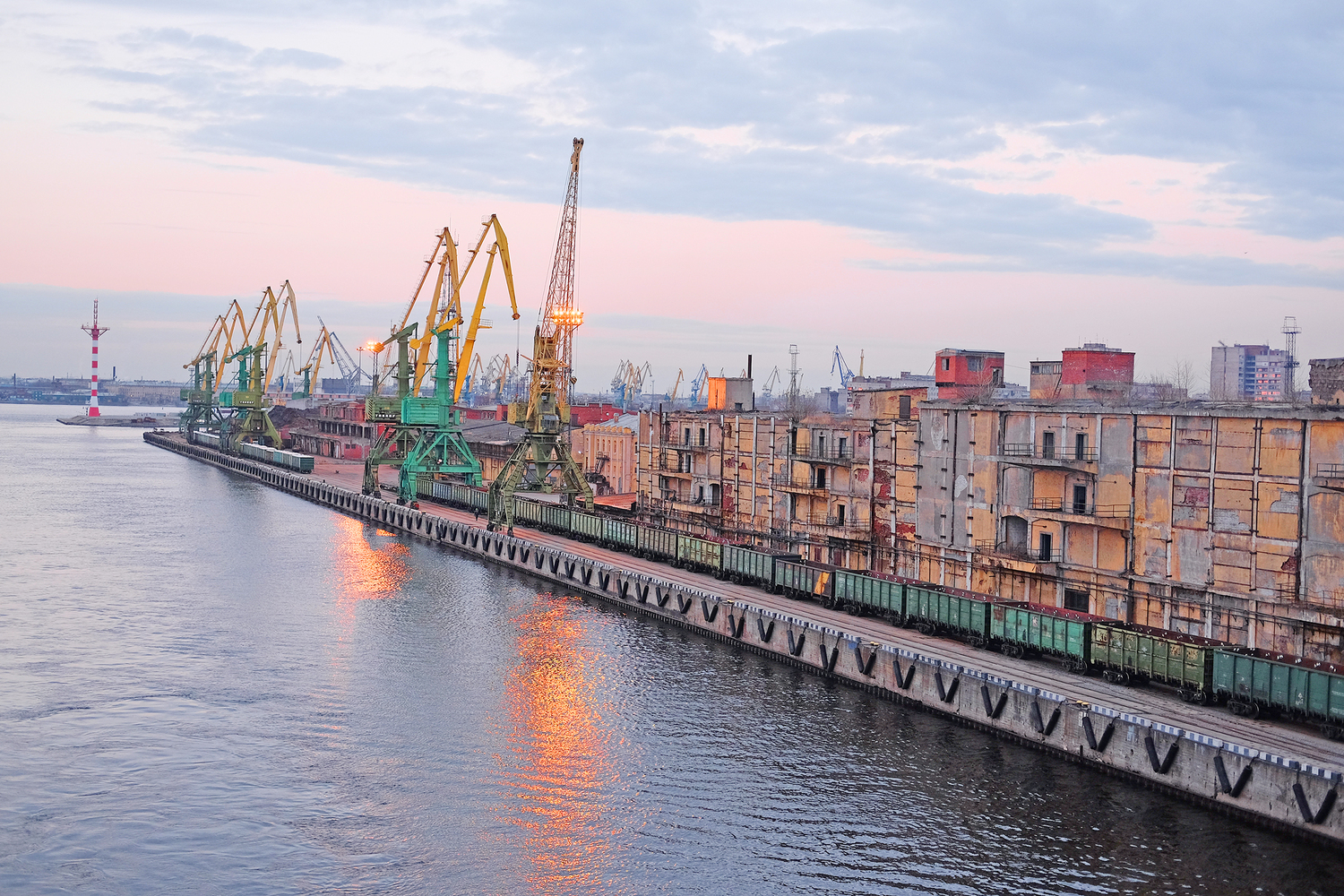 За первую половину 2023 года компания уже в три раза увеличила объемы отгрузок через порты Санкт-Петербурга, которые по-прежнему служат надежными экспортными коридорами для химической продукции. 