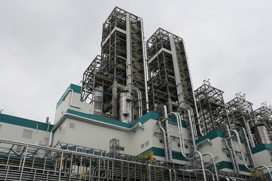 Проектная мощность «ЗапСибНефтехима» по производству полиэтилена составляет 1,5 млн т в год. Это крупнейшая мощность в России. 
